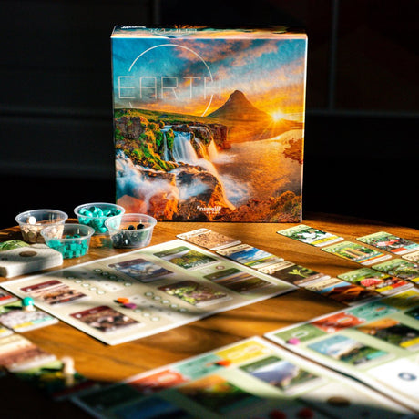 Erde Skellig Games Brettspiel mit Spielkarten und Komponenten auf Holztisch