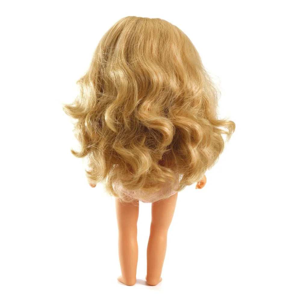 POMEA Puppe Lovely Marie im Originalkarton mit Blumenkleid ; Kleines Mädchen küsst POMEA Puppe Lovely Marie mit blondem Haar ; Pomea Puppe Lovely Marie mit blondem Haar und Blumenkleid von Djeco ; POMEA Puppe Lovely Marie mit blondem Haar, rosa Haarband und Blumenkleid ; POMEA Puppe Lovely Marie mit goldblondem Haar von hinten ; POMEA Puppe Lovely Marie mit Holzkleiderstander und Puppenkleidung ; Kind spielt mit POMEA Puppe Lovely Marie und Stethoskop