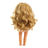 POMEA Puppe Lovely Marie im Originalkarton mit Blumenkleid ; Kleines Mädchen küsst POMEA Puppe Lovely Marie mit blondem Haar ; Pomea Puppe Lovely Marie mit blondem Haar und Blumenkleid von Djeco ; POMEA Puppe Lovely Marie mit blondem Haar, rosa Haarband und Blumenkleid ; POMEA Puppe Lovely Marie mit goldblondem Haar von hinten ; POMEA Puppe Lovely Marie mit Holzkleiderstander und Puppenkleidung ; Kind spielt mit POMEA Puppe Lovely Marie und Stethoskop