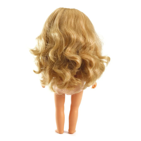 POMEA Puppe Lovely Marie im Originalkarton mit Blumenkleid ; Kleines Mädchen küsst POMEA Puppe Lovely Marie mit blondem Haar ; Pomea Puppe Lovely Marie mit blondem Haar und Blumenkleid von Djeco ; POMEA Puppe Lovely Marie mit blondem Haar, rosa Haarband und Blumenkleid ; POMEA Puppe Lovely Marie mit goldblondem Haar von hinten ; POMEA Puppe Lovely Marie mit Holzkleiderstander und Puppenkleidung ; Kind spielt mit POMEA Puppe Lovely Marie und Stethoskop