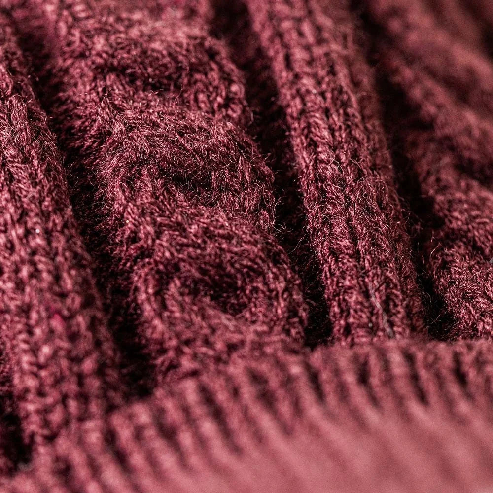 Jellycat Munro Scottie Dog Winter Jumper in Bordeaux Plüsch Nahaufnahme