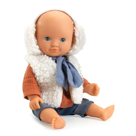 POMEA Moumoute Puppenkleidung: Creme Lätzchen mit blauer Schleife für Puppen ; POMEA Moumoute Puppenkleidung mit Fell-Weste und Accessoires für Puppen ; # Alt-Text:POMEA Puppenkleidung Moumoute Set: Flauschige Weste, Haarband und Schleife ; POMEA Puppe mit weißer Moumoute Weste, orange Pullover und Jeans ; Puppenkleidung Moumoute mit Fleece-Weste, Hemd und Hose für POMEA Puppe