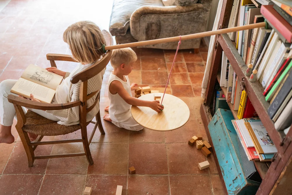 Kinder spielen mit Grapat Pendulum Holzspielzeug in Wohnzimmer