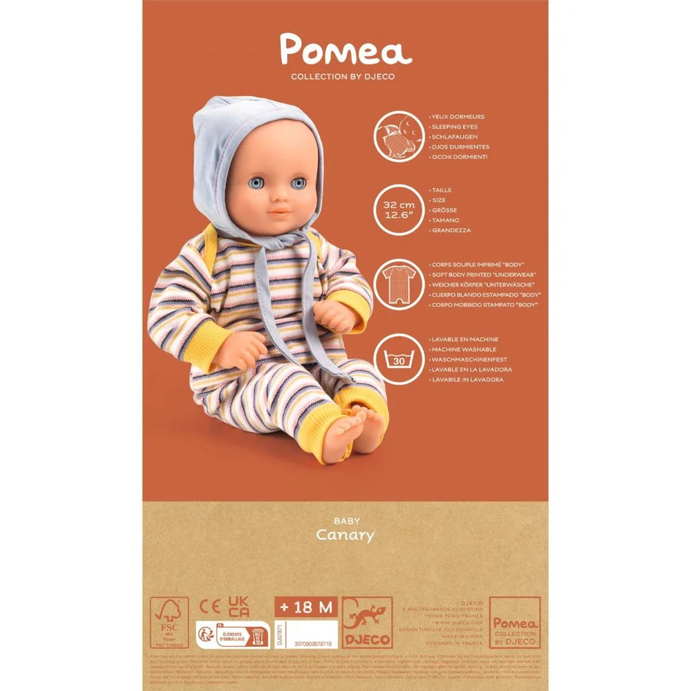 Baby Puppe Canary von Pomea in gestreiftem Outfit mit Kopftuch ; POMEA Puppe Canary in gelb-blauem Streifenpyjama mit grauem Häubchen ; POMEA Puppe Canary in gestreifter Kleidung auf Holzbank sitzend ; Pomea Puppe Canary 32cm mit Schlafaugen und gestreiftem Outfit ; POMEA Puppe Canary mit blauem Auge sitzt im hellblauen Outfit