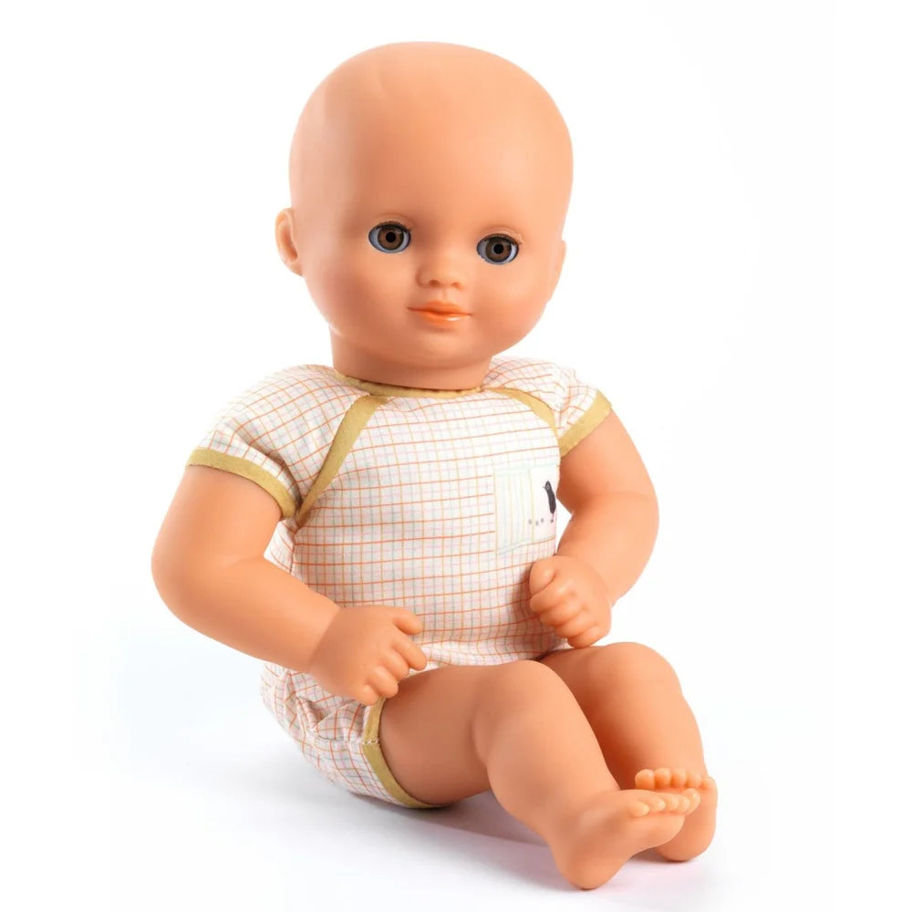 POMEA Puppe Neige mit weißem Strampler und türkisem Mütze sitzend ; POMEA Puppe Neige 32cm von Djeco mit grauer Mütze und weißem Body ; POMEA Puppe Neige - Babypuppe mit hellhäutiger Gesichtspartie, blauen Augen und kariertem Outfit ; POMEA Puppe Neige in grauem Bettchen mit Zubehör auf rosa Teppich