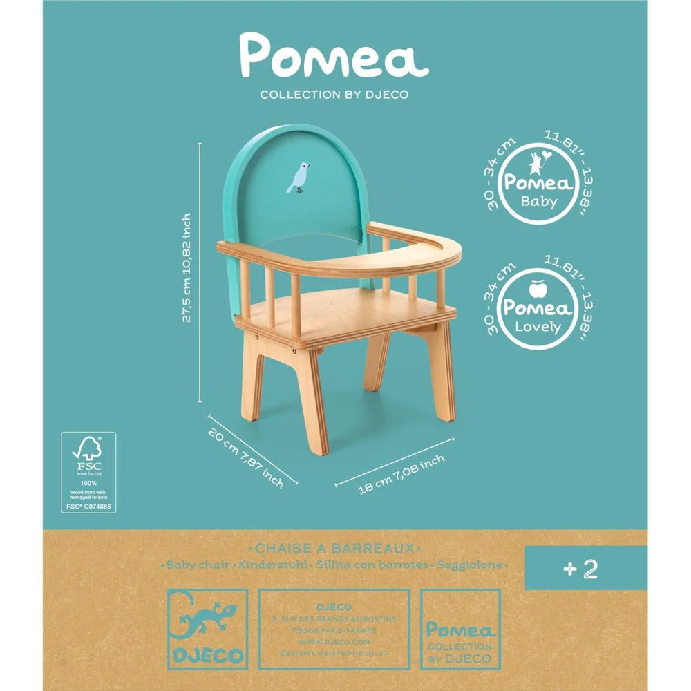 POMEA Puppenstuhl mit Tablett, Holz, für Puppen ab 2 Jahren ; Pomea Puppenstuhl aus Holz mit türkisem Rückenlehnen-Design, Djeco ; POMEA Puppenstuhl aus Holz mit grüner Rückenlehne und Vogel-Motiv ; POMEA Puppenstuhl aus Holz mit Puppe beim Essen sitzend