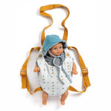 POMEA Puppentrage Blue Gray mit Muster, Djeco Kollektion ; POMEA Puppentrage Blue Gray für 32-42cm Puppen, maschinenwaschbar ; POMEA Puppentrage Blue Gray mit gelben Trägern und Hörnern ; POMEA Puppentrage Blue Gray mit Puppe und gelbem Tragesystem