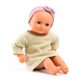 Pomea Baby Pistache Puppe grün gekleidet in Originalverpackung ; POMEA Baby Pistache Puppe 32cm von Djeco mit Stirnband und Kleidung ; POMEA Puppe Pistache in Creme-Kleid mit lila Kopftuch sitzt ; POMEA Puppe Pistache in Creme-Kleid mit rosa Kopftuch sitzend ; POMEA Puppe Pistache in Creme-grünem Outfit sitzend