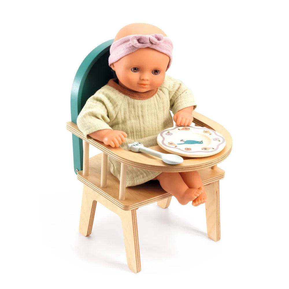 POMEA Puppenstuhl mit Tablett, Holz, für Puppen ab 2 Jahren ; Pomea Puppenstuhl aus Holz mit türkisem Rückenlehnen-Design, Djeco ; POMEA Puppenstuhl aus Holz mit grüner Rückenlehne und Vogel-Motiv ; POMEA Puppenstuhl aus Holz mit Puppe beim Essen sitzend