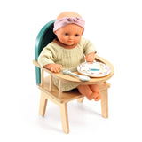 POMEA Puppenstuhl mit Tablett, Holz, für Puppen ab 2 Jahren ; Pomea Puppenstuhl aus Holz mit türkisem Rückenlehnen-Design, Djeco ; POMEA Puppenstuhl aus Holz mit grüner Rückenlehne und Vogel-Motiv ; POMEA Puppenstuhl aus Holz mit Puppe beim Essen sitzend