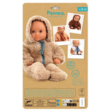 POMEA Puppenkleidung Winter Overall beige Plüsch 18M Djeco ; Pomea Baby-Puppe mit beigem Fleece-Overall und Schal, Verpackung ; POMEA Puppenkleidung Winter Overall beige mit Kapuze und Reißverschluss ; POMEA Puppenkleidung Winter Overall beige Teddy Onesie mit Reißverschluss ; POMEA Puppenkleidung Winter Overall - vier Puppen in verschiedenfarbigen Winteroutfits auf Treppe ; Pomea Puppe mit Wintermantel und Kleidungsständer mit Outfits