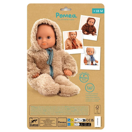 POMEA Puppenkleidung Winter Overall beige Plüsch 18M Djeco ; Pomea Baby-Puppe mit beigem Fleece-Overall und Schal, Verpackung ; POMEA Puppenkleidung Winter Overall beige mit Kapuze und Reißverschluss ; POMEA Puppenkleidung Winter Overall beige Teddy Onesie mit Reißverschluss ; POMEA Puppenkleidung Winter Overall - vier Puppen in verschiedenfarbigen Winteroutfits auf Treppe ; Pomea Puppe mit Wintermantel und Kleidungsständer mit Outfits
