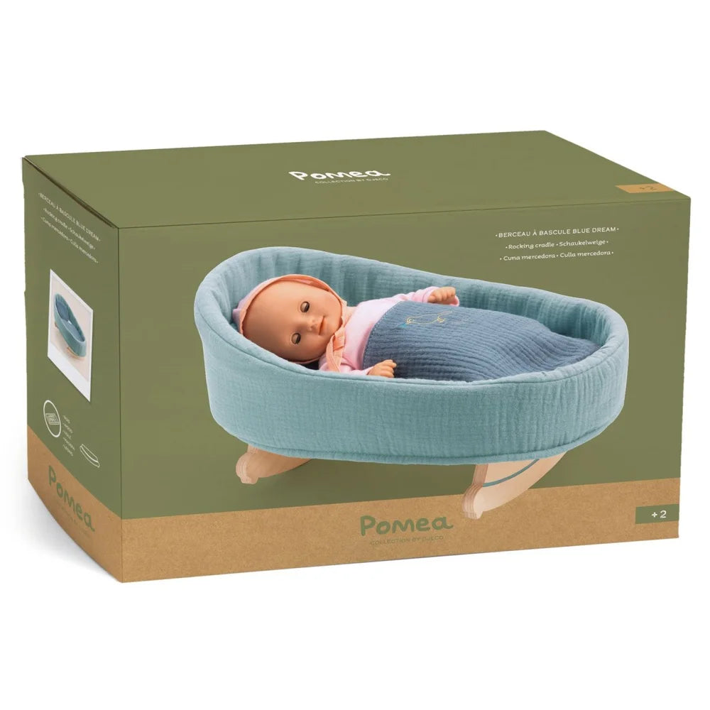 POMEA Puppenwiege Blue Dream mit Puppe und Bettwäsche ; POMEA Puppenwiege Blue Dream mit Matratze und Zubehör von Djeco ; POMEA Puppenwiege Blue Dream mit grauem Stoff und Holzgestell ; POMEA Puppenwiege Blue Dream mit Puppe in blauem Outfit ; # POMEA Puppenwiege Blue Dream mit Puppe in grauer Wiegeoder kürzer:# Puppenwiege Blue Dream mit Puppe und grauem Textilbezug ; # Alt-Text:POMEA Puppenwiege Blue Dream mit Maßen und Zubehör im Überblick