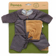 # POMEA Puppenkleidung Ambre - kariertes Kleid mit brauner Schürze ; POMEA Puppenkleidung Ambre - Kleid, Hose, Tasche und Haube für Puppen ; POMEA Puppenkleidung Ambre: Karierten Anzug mit Haube für Puppen ; POMEA Puppenkleidung Ambre: Puppe mit kariertem Anzug und Mütze