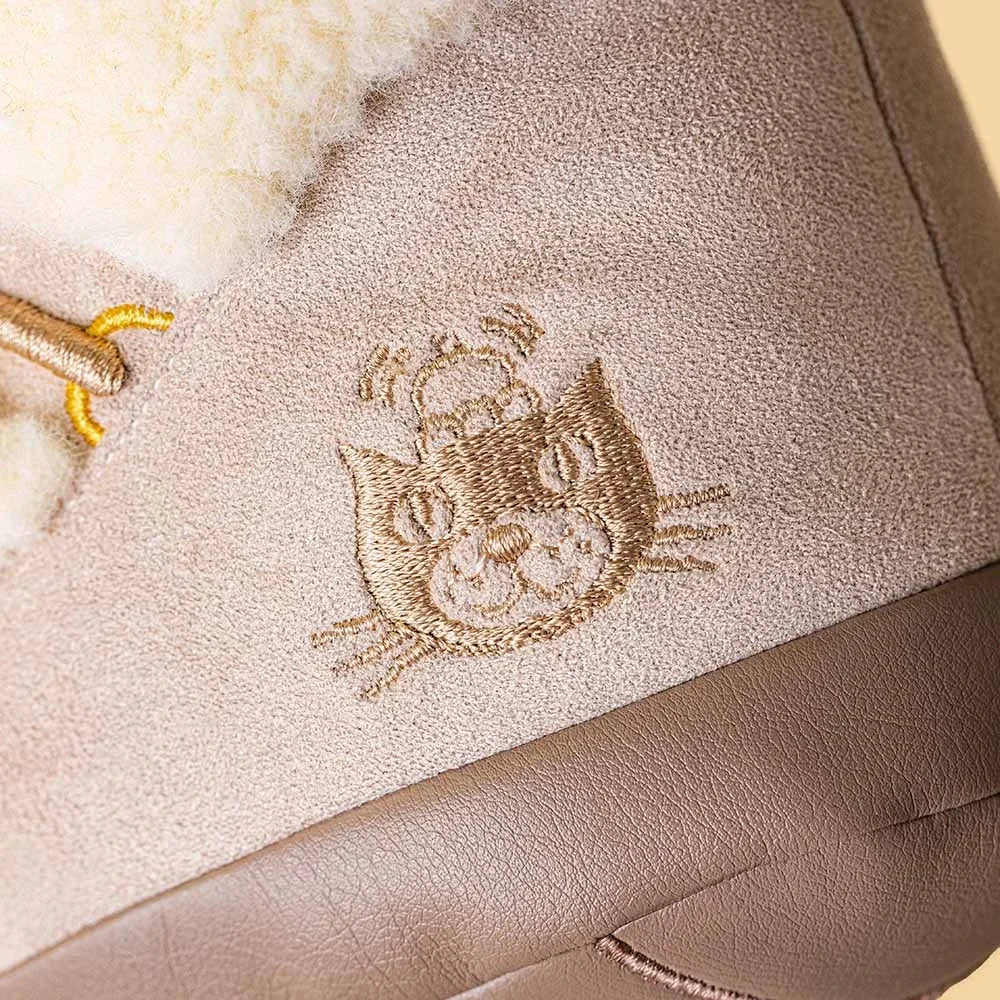 Jellycat Amuseables Perta Snow Boot mit gesticktem Katzengesicht Detail
