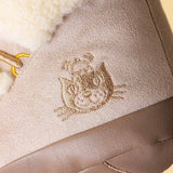 Jellycat Amuseables Perta Snow Boot mit gesticktem Katzengesicht Detail