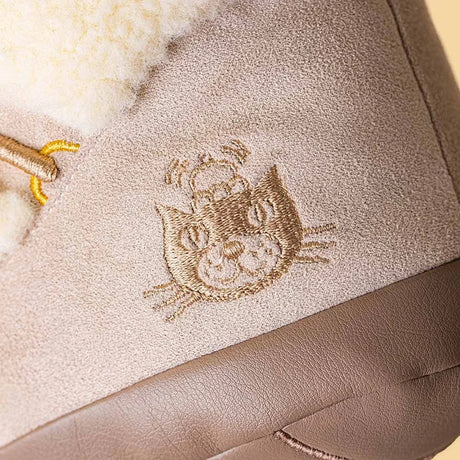 Jellycat Amuseables Perta Snow Boot mit gesticktem Katzengesicht Detail