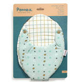 POMEA Puppentrage Blue Gray mit Muster, Djeco Kollektion ; POMEA Puppentrage Blue Gray für 32-42cm Puppen, maschinenwaschbar ; POMEA Puppentrage Blue Gray mit gelben Trägern und Hörnern ; POMEA Puppentrage Blue Gray mit Puppe und gelbem Tragesystem