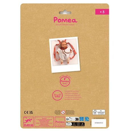 POMEA Puppentrage Lavender mit buntem Blumenmuster, rosa Details ; Pomea Puppentrage Lavender mit Puppe auf Produktverpackung ; POMEA Puppentrage Lavender mit roten Trägern und Blumenmuster ; POMEA Puppentrage Lavender mit kleiner Puppe, rot-weiß gestreift ; Kleines Mädchen trägt POMEA Puppentrage mit Puppe am Körper ; Kleines Mädchen trägt Puppe in POMEA Puppentrage Lavender