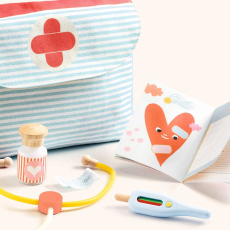POMEA Puppen Arztkoffer mit Stethoskop, Spritze und Zubehör von Djeco ; POMEA Arztkoffer Set mit Spritze, Stethoskop und Zubehör ; POMEA Puppen Arztkoffer mit medizinischen Spielzeugen und Zubehör ; POMEA Puppen Arztkoffer mit Zubehör und Stethoskop in Tasche ; POMEA Puppen Arztkoffer mit Zubehör und Spielwerkzeugen