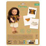 POMEA Puppenkleidung Lovely Capucine Outfit mit Bluse und Rock ; POMEA Puppenkleidung Lovely Capucine Set mit Bluse, Rock und Zubehör ; POMEA Puppenkleidung Lovely Capucine: Braunes Jäckchen mit gelbem Schleifenband und karierter Rock ; POMEA Puppe mit braunem Haar trägt Puppenkleidung Lovely Capucine