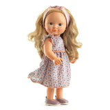 POMEA Puppe Lovely Marie im Originalkarton mit Blumenkleid ; Kleines Mädchen küsst POMEA Puppe Lovely Marie mit blondem Haar ; Pomea Puppe Lovely Marie mit blondem Haar und Blumenkleid von Djeco ; POMEA Puppe Lovely Marie mit blondem Haar, rosa Haarband und Blumenkleid ; POMEA Puppe Lovely Marie mit goldblondem Haar von hinten ; POMEA Puppe Lovely Marie mit Holzkleiderstander und Puppenkleidung ; Kind spielt mit POMEA Puppe Lovely Marie und Stethoskop
