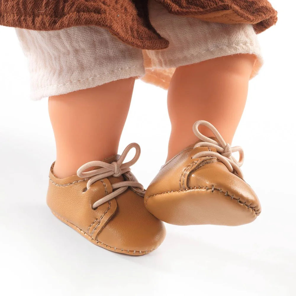 Pomea Puppenschuhe braun mit Schnüren, 18 Monate, Djeco ; POMEA Puppenschuhe braun für 30-32cm Puppen Verpackung ; POMEA Puppenschuhe braun Leder Schnürer 18 Monate Djeco ; POMEA Puppenschuhe braun aus Leder mit Schnüren ; POMEA Puppenschuhe braun mit Schnüren an Puppenbeinen