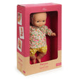 Baby-Puppe Flora in Blumenkleid und gelbem Outfit in Verpackung ; Pomea Baby Flora Puppe 32cm mit Blumenkleid und Haube ; POMEA Puppe Flora im farbenfrohen Blütenkleid sitzend ; POMEA Puppe Flora im rosa Pünktchen-Outfit sitzend