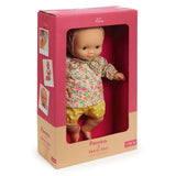 Baby-Puppe Flora in Blumenkleid und gelbem Outfit in Verpackung ; Pomea Baby Flora Puppe 32cm mit Blumenkleid und Haube ; POMEA Puppe Flora im farbenfrohen Blütenkleid sitzend ; POMEA Puppe Flora im rosa Pünktchen-Outfit sitzend