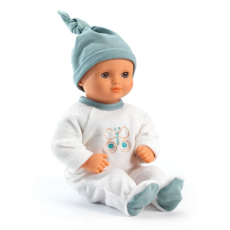POMEA Puppe Neige mit weißem Strampler und türkisem Mütze sitzend ; POMEA Puppe Neige 32cm von Djeco mit grauer Mütze und weißem Body ; POMEA Puppe Neige - Babypuppe mit hellhäutiger Gesichtspartie, blauen Augen und kariertem Outfit ; POMEA Puppe Neige in grauem Bettchen mit Zubehör auf rosa Teppich
