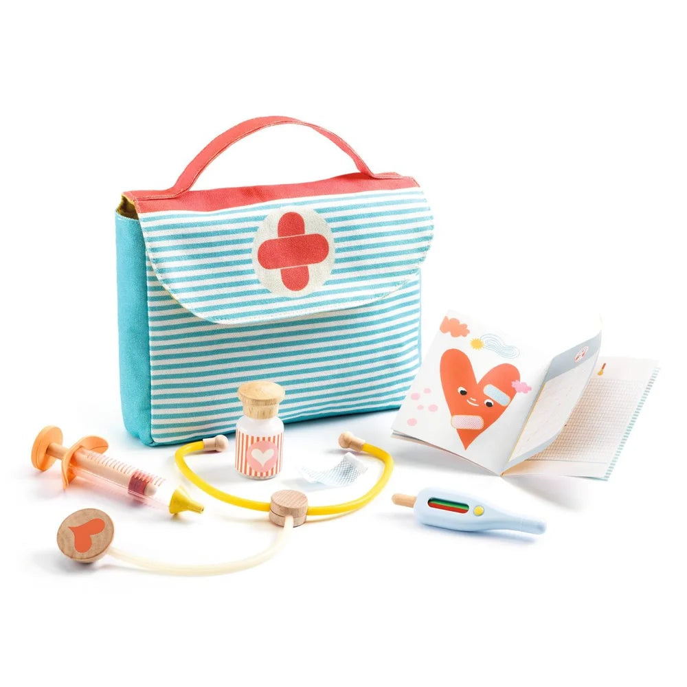 POMEA Puppen Arztkoffer mit Stethoskop, Spritze und Zubehör von Djeco ; POMEA Arztkoffer Set mit Spritze, Stethoskop und Zubehör ; POMEA Puppen Arztkoffer mit medizinischen Spielzeugen und Zubehör ; POMEA Puppen Arztkoffer mit Zubehör und Stethoskop in Tasche ; POMEA Puppen Arztkoffer mit Zubehör und Spielwerkzeugen