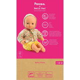 Baby-Puppe Flora in Blumenkleid und gelbem Outfit in Verpackung ; Pomea Baby Flora Puppe 32cm mit Blumenkleid und Haube ; POMEA Puppe Flora im farbenfrohen Blütenkleid sitzend ; POMEA Puppe Flora im rosa Pünktchen-Outfit sitzend