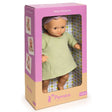Pomea Baby Pistache Puppe grün gekleidet in Originalverpackung ; POMEA Baby Pistache Puppe 32cm von Djeco mit Stirnband und Kleidung ; POMEA Puppe Pistache in Creme-Kleid mit lila Kopftuch sitzt ; POMEA Puppe Pistache in Creme-Kleid mit rosa Kopftuch sitzend ; POMEA Puppe Pistache in Creme-grünem Outfit sitzend