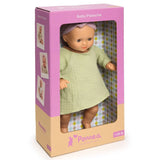 Pomea Baby Pistache Puppe grün gekleidet in Originalverpackung ; POMEA Baby Pistache Puppe 32cm von Djeco mit Stirnband und Kleidung ; POMEA Puppe Pistache in Creme-Kleid mit lila Kopftuch sitzt ; POMEA Puppe Pistache in Creme-Kleid mit rosa Kopftuch sitzend ; POMEA Puppe Pistache in Creme-grünem Outfit sitzend