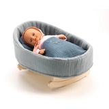 POMEA Puppenwiege Blue Dream mit Puppe und Bettwäsche ; POMEA Puppenwiege Blue Dream mit Matratze und Zubehör von Djeco ; POMEA Puppenwiege Blue Dream mit grauem Stoff und Holzgestell ; POMEA Puppenwiege Blue Dream mit Puppe in blauem Outfit ; # POMEA Puppenwiege Blue Dream mit Puppe in grauer Wiegeoder kürzer:# Puppenwiege Blue Dream mit Puppe und grauem Textilbezug ; # Alt-Text:POMEA Puppenwiege Blue Dream mit Maßen und Zubehör im Überblick