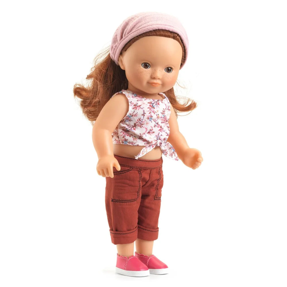 POMEA Puppenkleidung Lovely Burgundy: Bluse, Hose und Jacke ; # POMEA Puppenkleidung Lovely Burgundy Set mit Bluse, Hose und Mütze ; POMEA Puppenkleidung Lovely Burgundy Set mit Mütze, Bluse und Hose ; POMEA Puppe trägt Blumenshirt, Bordeaux-Capris und rosa Mütze