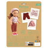 POMEA Puppenkleidung Lovely Burgundy: Bluse, Hose und Jacke ; # POMEA Puppenkleidung Lovely Burgundy Set mit Bluse, Hose und Mütze ; POMEA Puppenkleidung Lovely Burgundy Set mit Mütze, Bluse und Hose ; POMEA Puppe trägt Blumenshirt, Bordeaux-Capris und rosa Mütze
