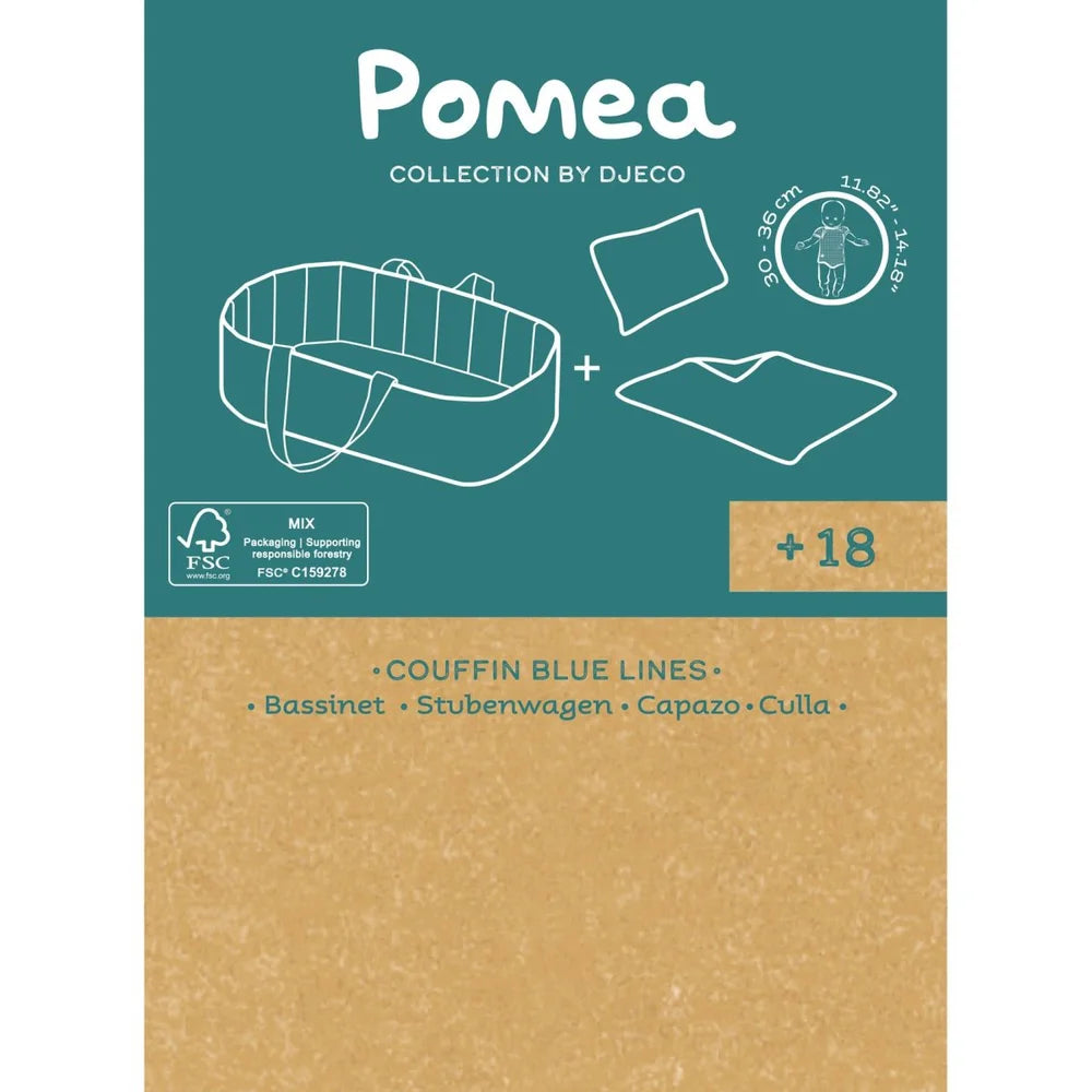 POMEA Puppentragetasche Blue Lines mit Puppe und Zubehör ; # POMEA Puppentragetasche mit orangenen Griffen und gestreiftem Design ; Kleines Kind mit POMEA Puppentragetasche Blue Lines und Puppe auf gelbem Sofa. ; POMEA Puppentragetasche Blue Lines mit Zubehör, Djeco Kollektion ; Puppentragetasche mit Puppe, gestreiftem Design und orangefarbenen Henkeln