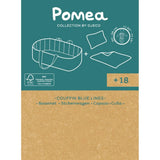 POMEA Puppentragetasche Blue Lines mit Puppe und Zubehör ; # POMEA Puppentragetasche mit orangenen Griffen und gestreiftem Design ; Kleines Kind mit POMEA Puppentragetasche Blue Lines und Puppe auf gelbem Sofa. ; POMEA Puppentragetasche Blue Lines mit Zubehör, Djeco Kollektion ; Puppentragetasche mit Puppe, gestreiftem Design und orangefarbenen Henkeln