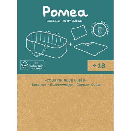 POMEA Puppentragetasche Blue Lines mit Puppe und Zubehör ; # POMEA Puppentragetasche mit orangenen Griffen und gestreiftem Design ; Kleines Kind mit POMEA Puppentragetasche Blue Lines und Puppe auf gelbem Sofa. ; POMEA Puppentragetasche Blue Lines mit Zubehör, Djeco Kollektion ; Puppentragetasche mit Puppe, gestreiftem Design und orangefarbenen Henkeln