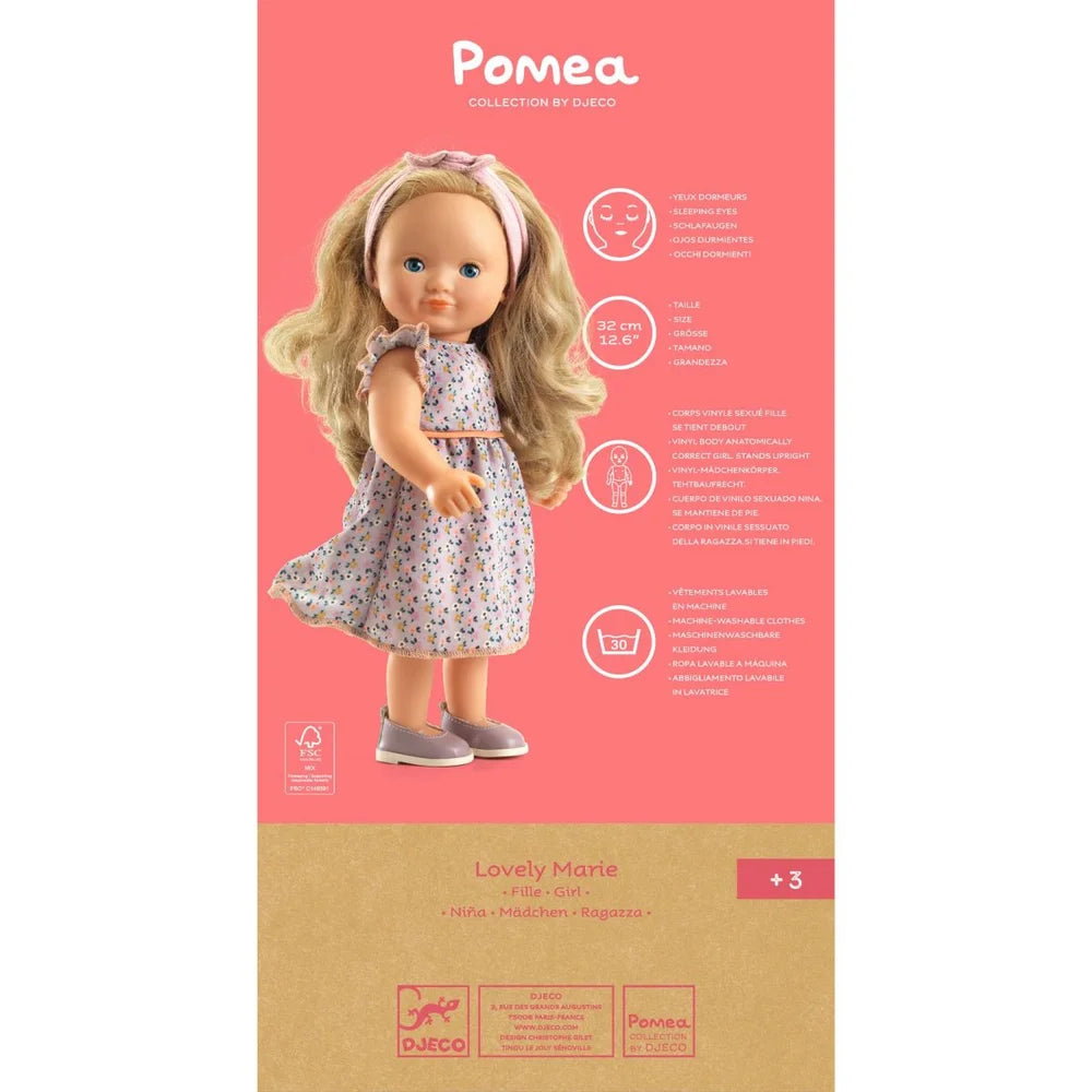 POMEA Puppe Lovely Marie im Originalkarton mit Blumenkleid ; Kleines Mädchen küsst POMEA Puppe Lovely Marie mit blondem Haar ; Pomea Puppe Lovely Marie mit blondem Haar und Blumenkleid von Djeco ; POMEA Puppe Lovely Marie mit blondem Haar, rosa Haarband und Blumenkleid ; POMEA Puppe Lovely Marie mit goldblondem Haar von hinten ; POMEA Puppe Lovely Marie mit Holzkleiderstander und Puppenkleidung ; Kind spielt mit POMEA Puppe Lovely Marie und Stethoskop