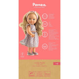 POMEA Puppe Lovely Marie im Originalkarton mit Blumenkleid ; Kleines Mädchen küsst POMEA Puppe Lovely Marie mit blondem Haar ; Pomea Puppe Lovely Marie mit blondem Haar und Blumenkleid von Djeco ; POMEA Puppe Lovely Marie mit blondem Haar, rosa Haarband und Blumenkleid ; POMEA Puppe Lovely Marie mit goldblondem Haar von hinten ; POMEA Puppe Lovely Marie mit Holzkleiderstander und Puppenkleidung ; Kind spielt mit POMEA Puppe Lovely Marie und Stethoskop
