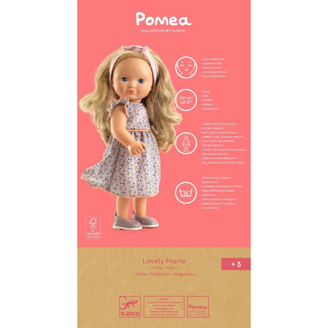 POMEA Puppe Lovely Marie im Originalkarton mit Blumenkleid ; Kleines Mädchen küsst POMEA Puppe Lovely Marie mit blondem Haar ; Pomea Puppe Lovely Marie mit blondem Haar und Blumenkleid von Djeco ; POMEA Puppe Lovely Marie mit blondem Haar, rosa Haarband und Blumenkleid ; POMEA Puppe Lovely Marie mit goldblondem Haar von hinten ; POMEA Puppe Lovely Marie mit Holzkleiderstander und Puppenkleidung ; Kind spielt mit POMEA Puppe Lovely Marie und Stethoskop