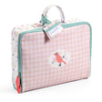 POMEA Puppen Koffer rosa mit Vogel-Design und Griff ; POMEA Puppen Koffer mit mintgrünen Henkeln und Camomille Etikett ; POMEA Puppen Koffer geöffnet mit Fächern und Zubehör