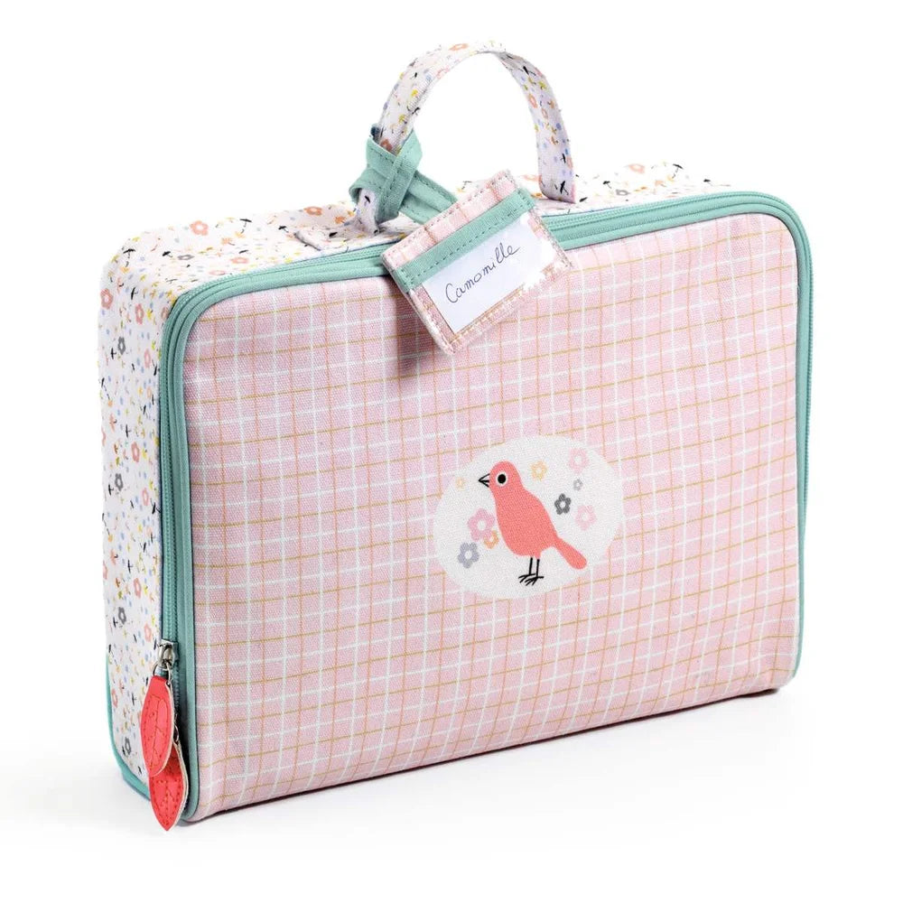 POMEA Puppen Koffer rosa mit Vogel-Design und Griff ; POMEA Puppen Koffer mit mintgrünen Henkeln und Camomille Etikett ; POMEA Puppen Koffer geöffnet mit Fächern und Zubehör