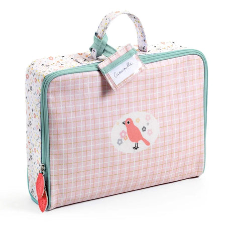 POMEA Puppen Koffer rosa mit Vogel-Design und Griff ; POMEA Puppen Koffer mit mintgrünen Henkeln und Camomille Etikett ; POMEA Puppen Koffer geöffnet mit Fächern und Zubehör