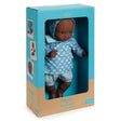 POMEA Puppe Wasabi in blauem Outfit mit Kopftuch in Verpackung ; Pomea x Petit Pan Puppe 32cm mit Schlafaugen und blauem Outfit ; POMEA Puppe Wasabi mit blauem Outfit und Haube sitzt ; POMEA Puppe Wasabi mit brauner Haut, blauen Augen, weißem Outfit sitzend