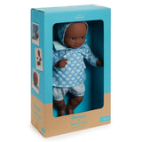 POMEA Puppe Wasabi in blauem Outfit mit Kopftuch in Verpackung ; Pomea x Petit Pan Puppe 32cm mit Schlafaugen und blauem Outfit ; POMEA Puppe Wasabi mit blauem Outfit und Haube sitzt ; POMEA Puppe Wasabi mit brauner Haut, blauen Augen, weißem Outfit sitzend