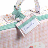 POMEA Puppen Koffer rosa mit Vogel-Design und Griff ; POMEA Puppen Koffer mit mintgrünen Henkeln und Camomille Etikett ; POMEA Puppen Koffer geöffnet mit Fächern und Zubehör