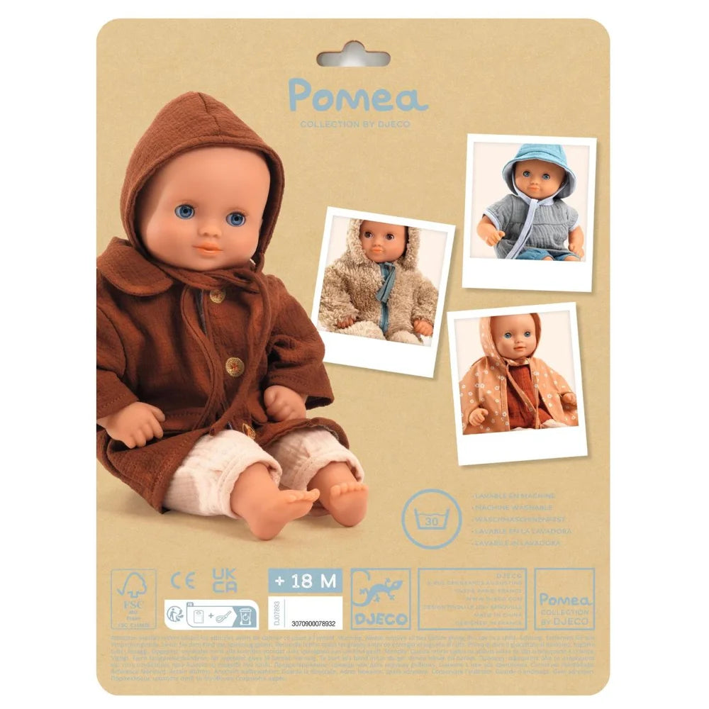 Roter Herbstmantel für Puppen ab 18 Monaten mit Knöpfen ; POMEA Puppenpuppe mit braunem Herbstmantel und Haube, Verpackung ; Braunes Puppenkleidungs-Set mit Mantel und Haube für Herbst ; POMEA Puppenkleidung Herbst Mantel braun mit Haube und Schuhen